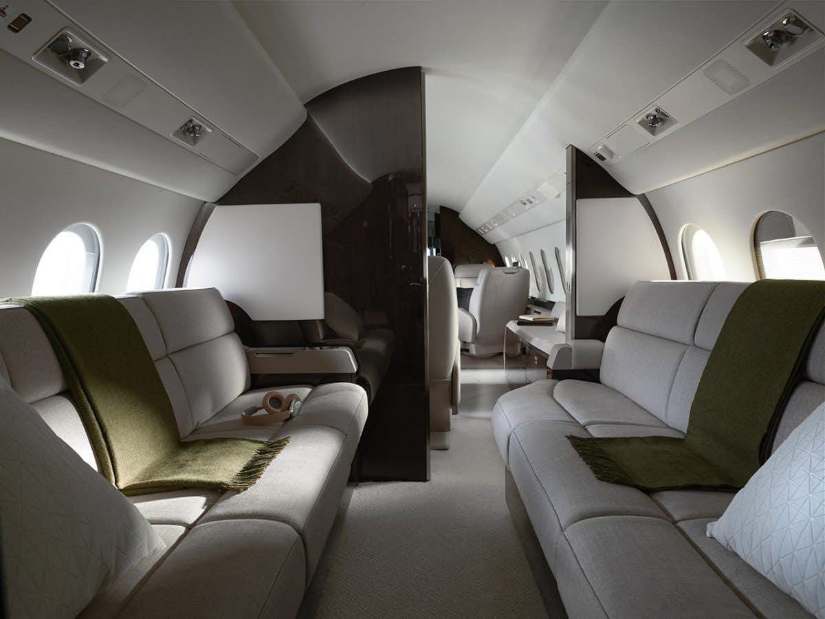 Falcon 900 interior