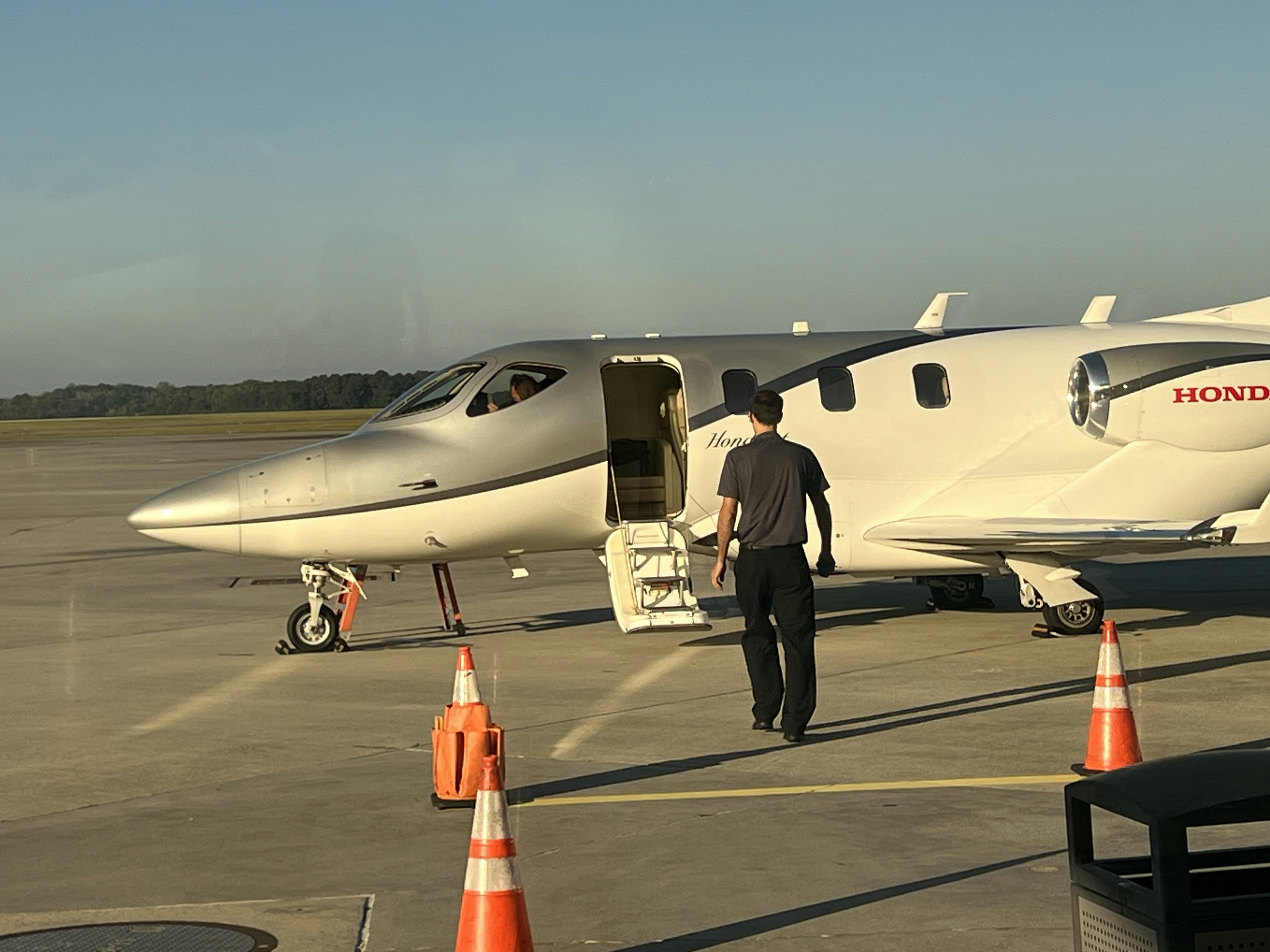 Reviewing Wheels Up\u0026#39;s private jet charter booking app