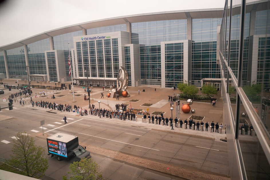 NetJets pilots say Berkshire picket drew over 800 protesters