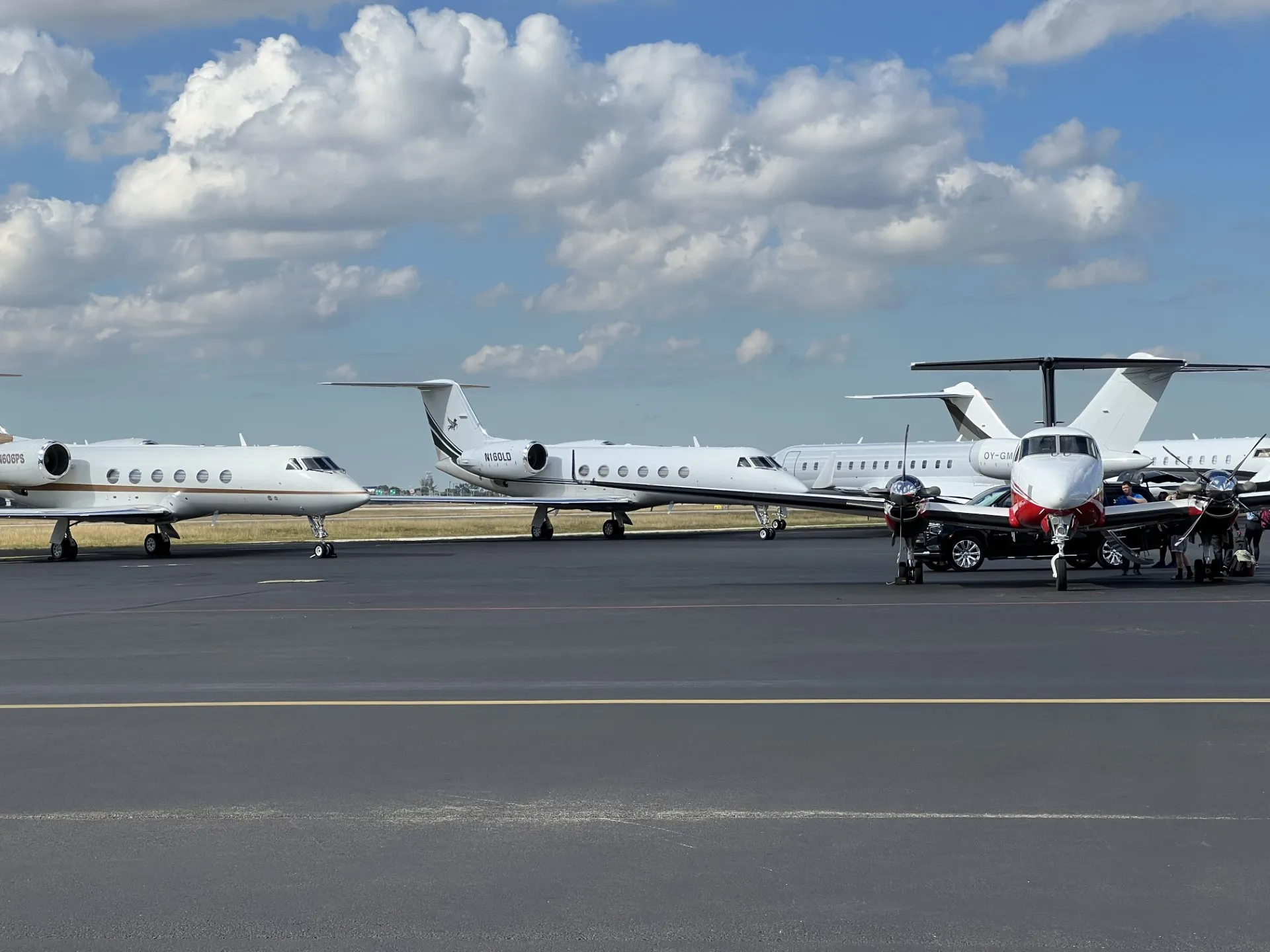 2024 S Best Jet Card Private Jet Charter And Fractional Programs   Private Jets On Runway.webp